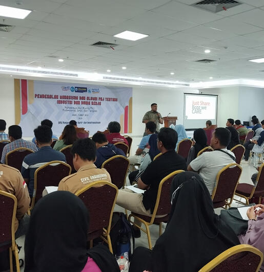 Pembekalan Mahasiswa dan Alumni terkait Dunia Industri Kerja